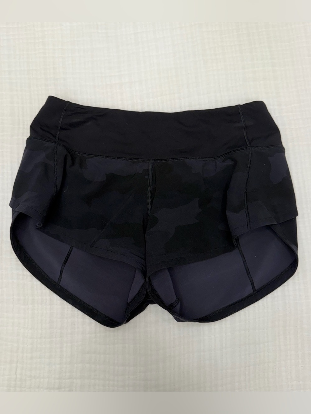 lululemon low rise 2.5” speed up black camo shorts